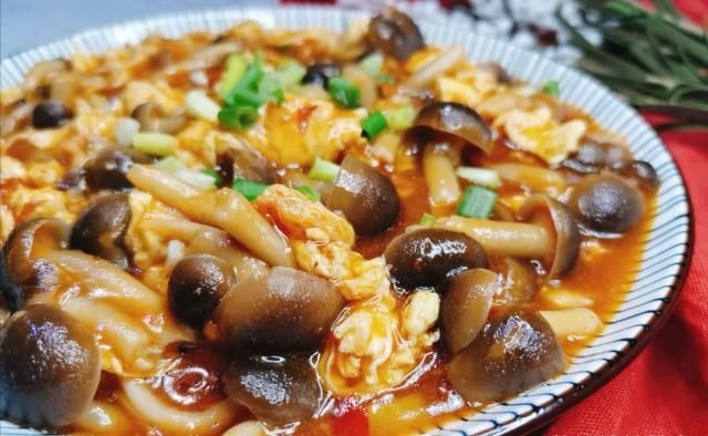 好好|鸡蛋和蟹味菇最棒的做法,微辣鲜香,滑嫩爽脆,实在好好味