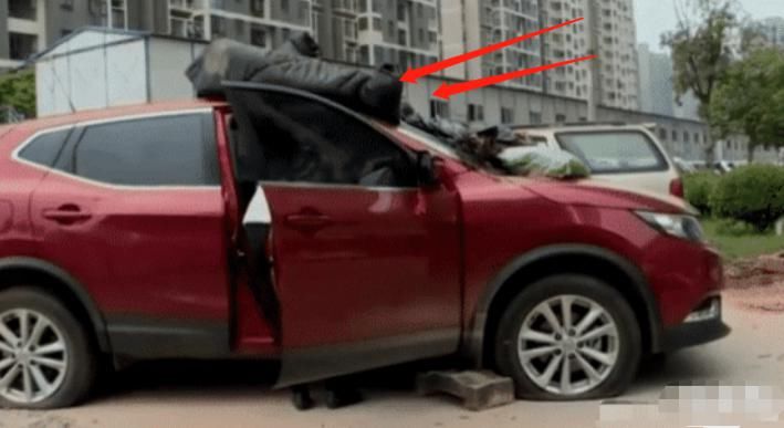  垃圾堆|车停小区门口6天没挪，车身变成“垃圾堆”，女车主看到爱车哭了