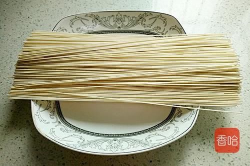  少许|鸡丝凉面怎么做？原来煮面和料汁都有讲究，做好了不油腻还减脂