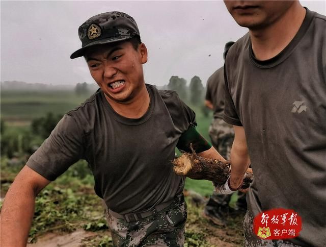 劲旅|洪水不退我不退！“钢铁劲旅”筑起防洪“铜墙铁壁”