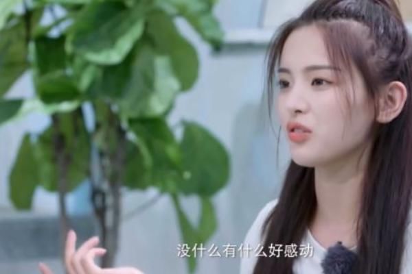  少女|火箭少女最后一场舞台，其他成员都哭了，为何只有杨超越没哭？