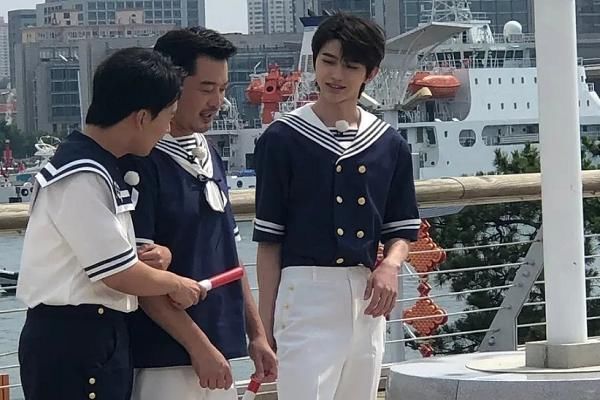  杀青|奔跑吧杀青，只有郭麒麟和蔡徐没告别，默契到像是说好的一样