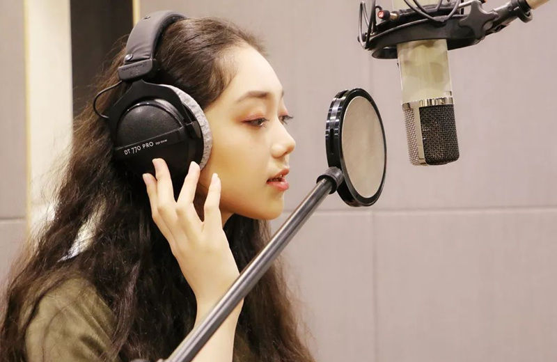  希林娜依|《创造营3》庆功宴，硬糖少女成员皆喝红酒，希林手中饮品成清流