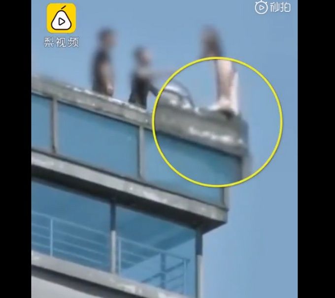 放弃|太惊险了!女子站30层楼顶边缘被一把拉回 珍爱生命别轻易放弃