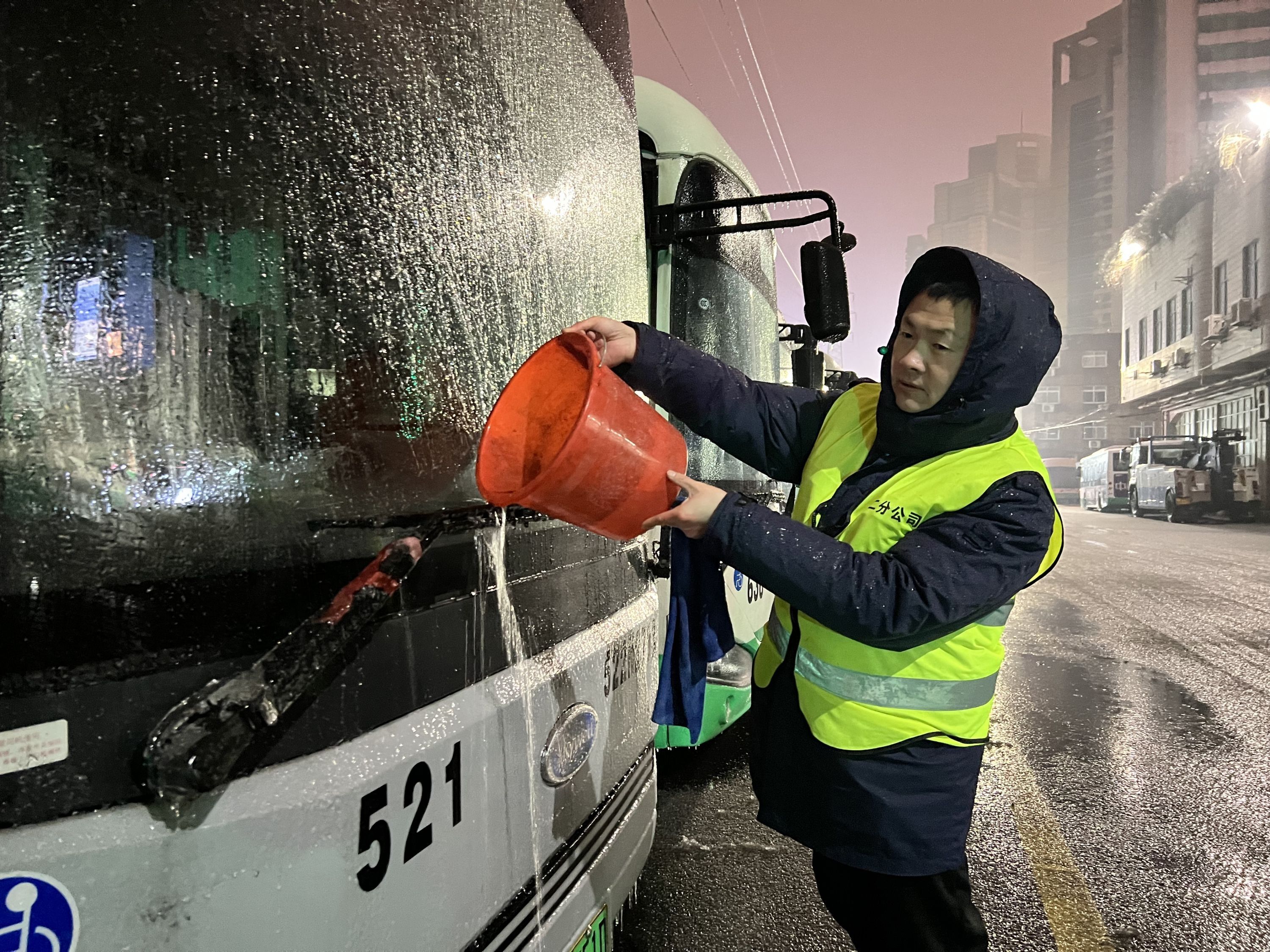 充电工冒雪夜行两万步，17台公交车今早“满血”出发