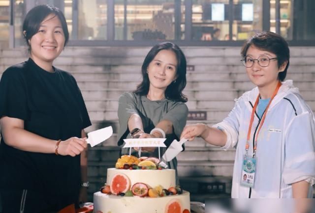  王俊凯|中餐厅杀青赵丽颖站C位，王俊凯被挤后排，谁注意杨超越在哪？