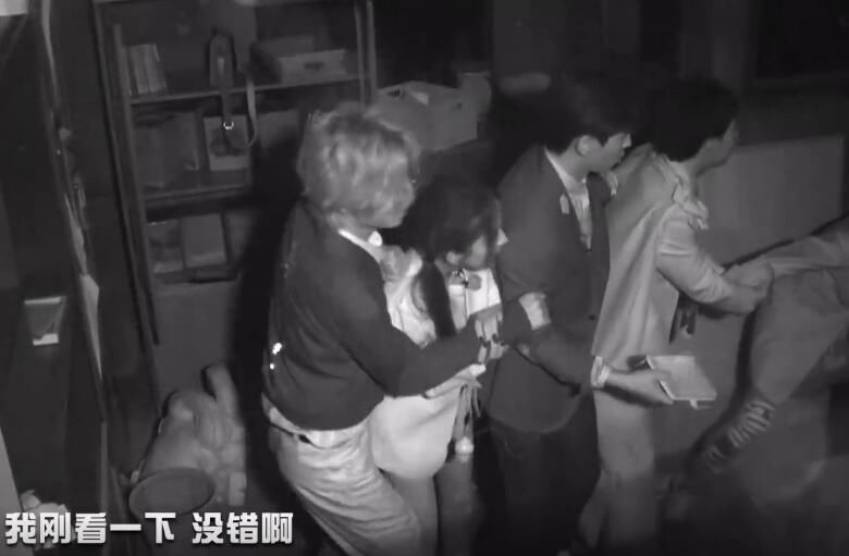  黄明昊|杨幂怕黑，下意识对黄明昊做出一个动作，暴露出她对弟弟的依赖！