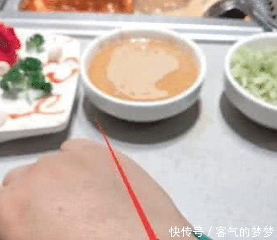 手上|男子去海底捞吃饭,服务生看到手上的手环,直接送了一盘东西!
