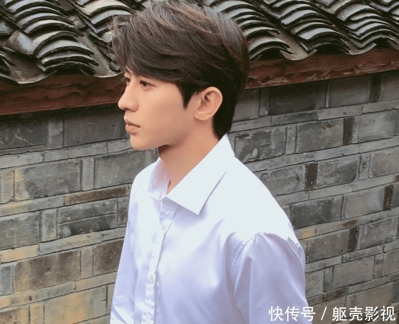  拍下|蔡徐坤参加慰问演出，却偶遇路人拍下生图，真实颜值帅出新高度