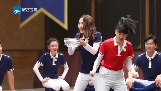  奔跑|孟美岐成端水大师？ 《奔跑吧》蔡徐坤牵着张大大奔跑太苏了