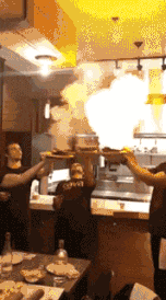 GIF|搞笑GIF:在外面抓了一只鸡,你们看是红烧好,还是清炖呢!