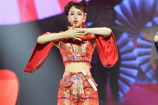  伊能静|《浪姐》的最大赢家，不是蓝盈莹、张含韵，而是不向岁月低头的她