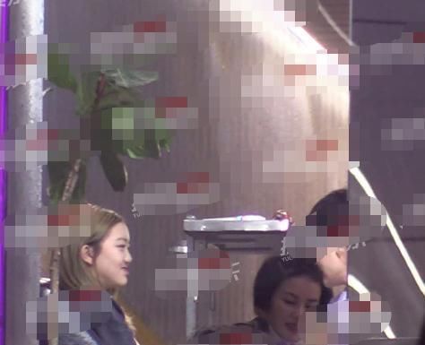 亲密|李嫣陪王菲做头发，理发店品红酒享vip待遇，两人互动亲密似姐妹