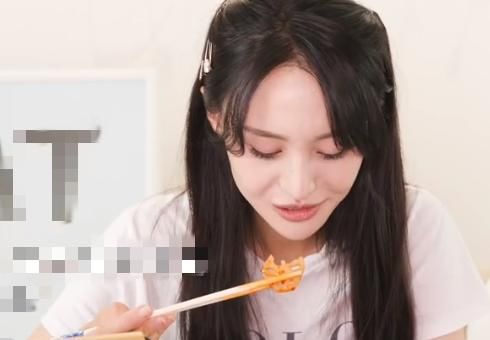  郑爽|郑爽直播吃火锅，蔬菜吃一口便放旁边，嘴里却在喊着好吃