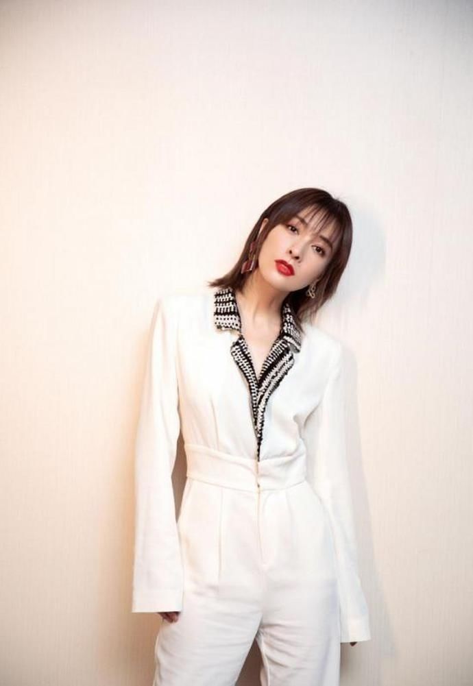 美女|路人街拍,美女搭配银亮色的裙子,宛如大家闺秀