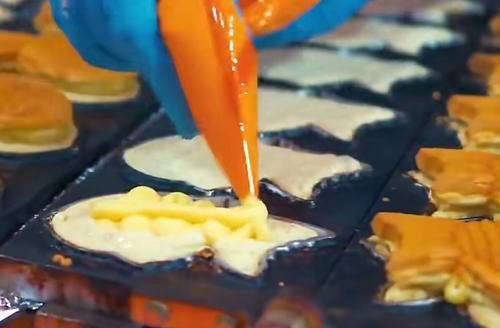  日式|大叔卖日式小吃鲷鱼烧，外脆里软可咸可甜，小鱼造型很吸引小孩