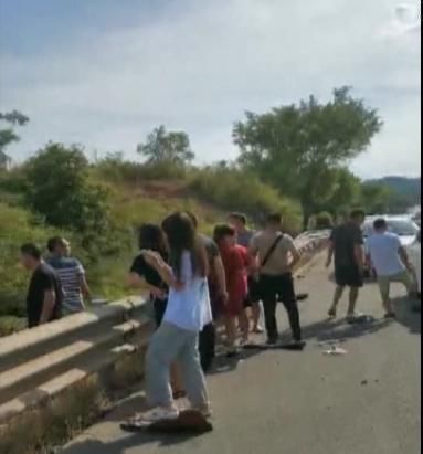  山沟|大巴被追尾翻落山沟，消防紧急救出11名乘客