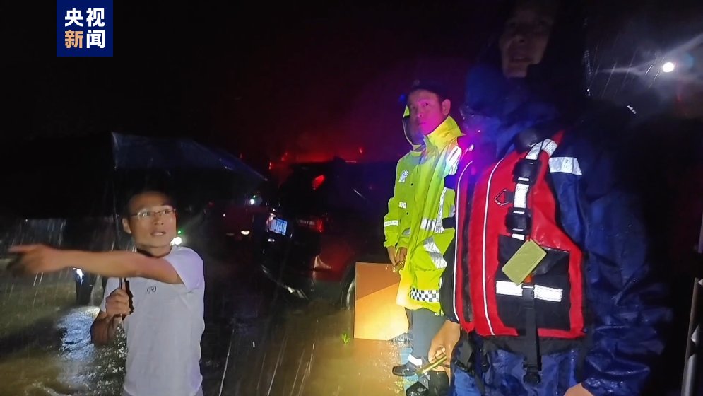 湖北红安县洪灾(湖北红安突降暴雨工地被淹 消防连夜营救百余人)  第1张