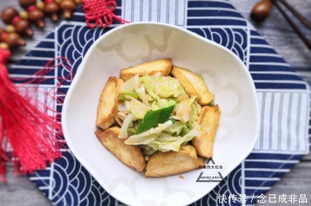 白菜|白菜炖豆腐,先炒白菜还是先炖豆腐都不对,大厨这样做,比肉香