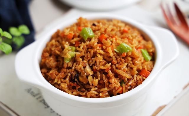  伏天|伏天别炒菜了，学会这个懒人焖饭，有菜有肉有饭，太适合懒人了！