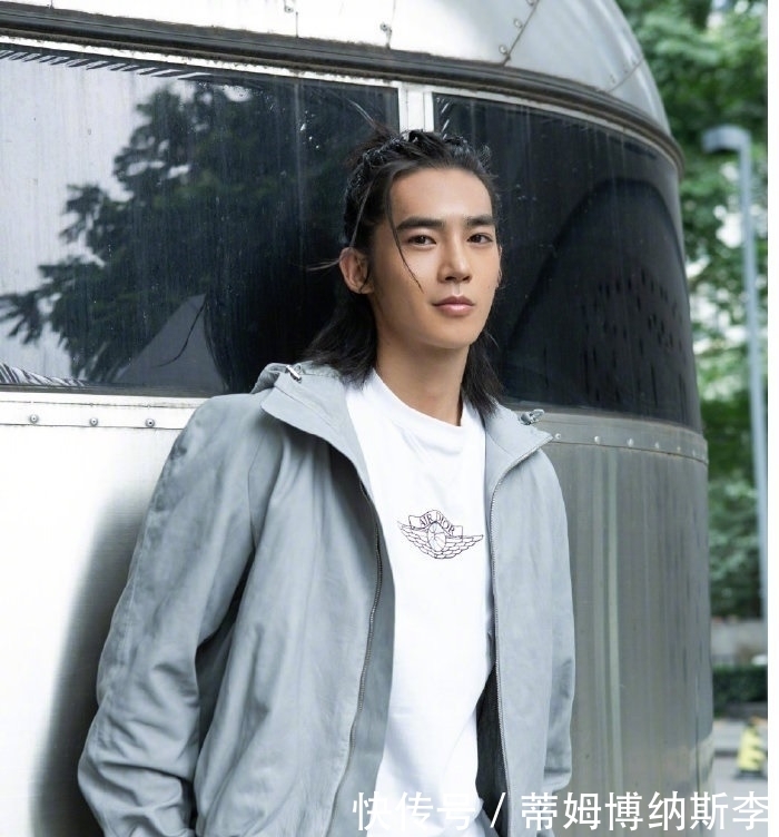  品牌|于适着灰色飞行员夹克潇洒帅气出席某品牌精品店开幕酒会