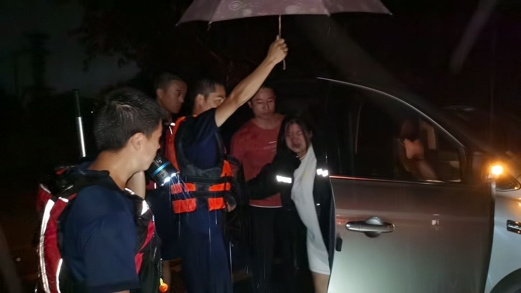  封门|孕妇临盆却遭遇洪水封门 泸州消防大雨中用舟艇抢出