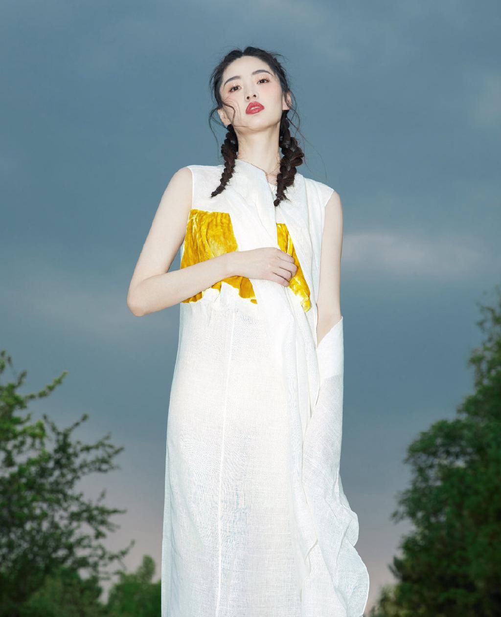 拼接|模特果然不一样，陈碧舸穿橙色拼接裙出镜，pose摆得太特别了