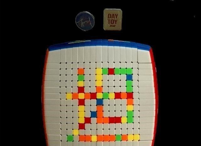  DAYTOY|1734块! 肖战粉丝用15阶魔方拼字, 祝福肖战DAYTOY星途坦荡