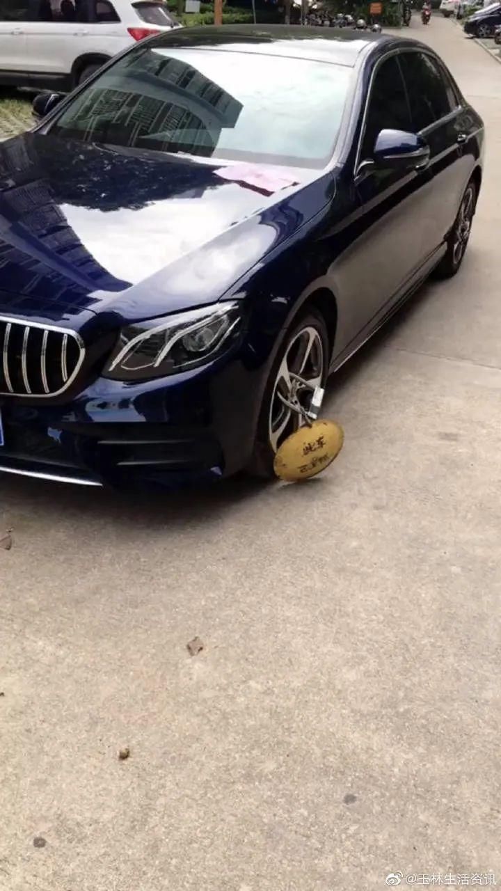 豪车|任性停车!博白一奔驰豪车被上锁!什么情况?