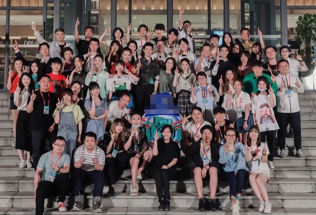  合照的时|赵丽颖杀青合照站C位，我的目光却聚焦于，飞行嘉宾王俊凯杨超越