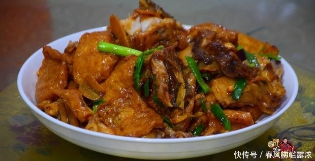 下饭|鱼头别蒸着吃了,加3块钱油豆腐教你特色吃法,简单好吃又下饭