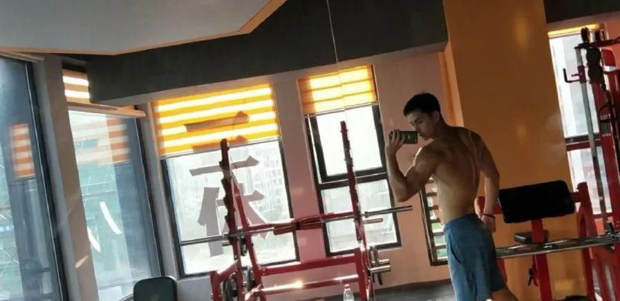  运动|33个肌肉帅哥争做“1”，你确定这不是专做给gay看的节目吗？