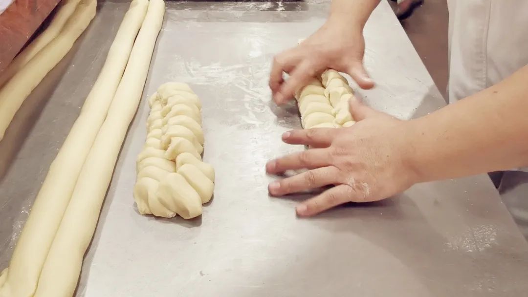 古寺|传承千年的美味!日售1.5万个的龙华古寺净素月饼侬买到了伐?