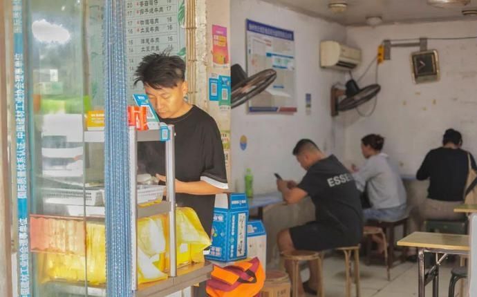 桌椅|店内坐不下,门口搬桌椅来吃!丰储街的这家盖浇饭火了13年!