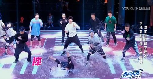  怒骂|水舞台PK大战，受伤2人退赛1人，4支战队3支战损，观众怒骂没人性