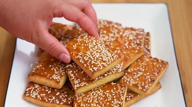  夏天|在夏天想吃饼干怎么办？用两个鸡蛋加上一碗面粉，就能做香酥饼干
