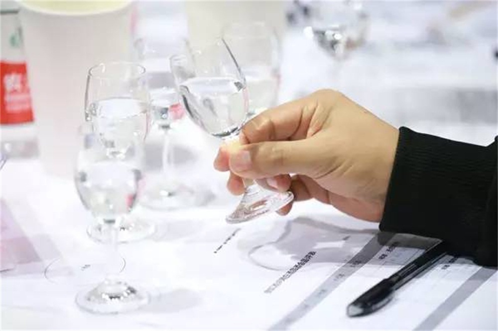 香气|酒知识:浓香型白酒的香,到底是什么香?