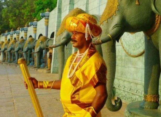 守门|印度最敬业保安,守门30多年没有动过,土豪:谁能让他动奖1万