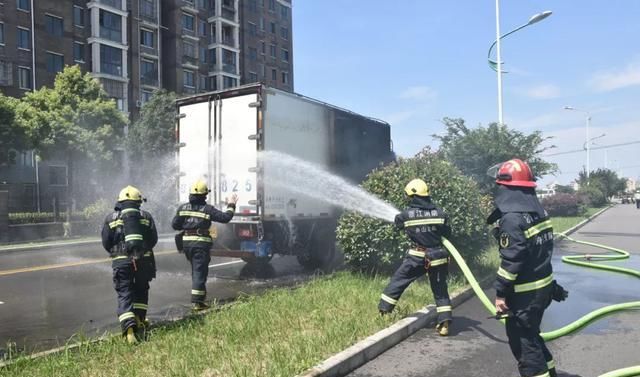  冒烟|普陀一货车行驶途中突然冒烟？夏天到了，别让你的车子突然“火”起来！