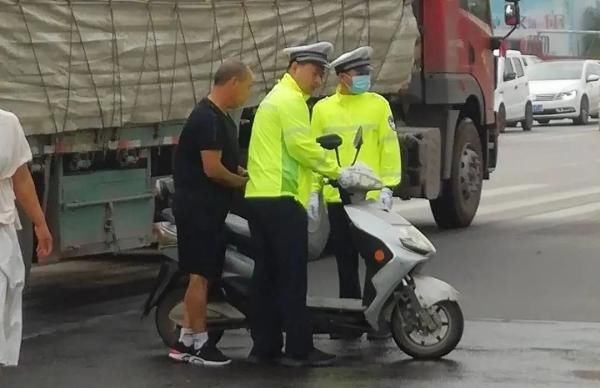  闯红灯|漯河：电动车明目张胆闯红灯，差点......