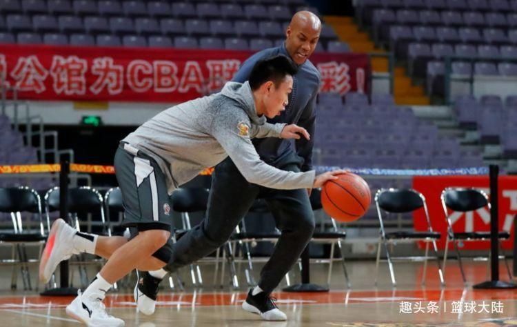  青岛男篮|CBA赛场又见废人动作！马布里爱徒膝盖侧弯90度，姚明该重罚了