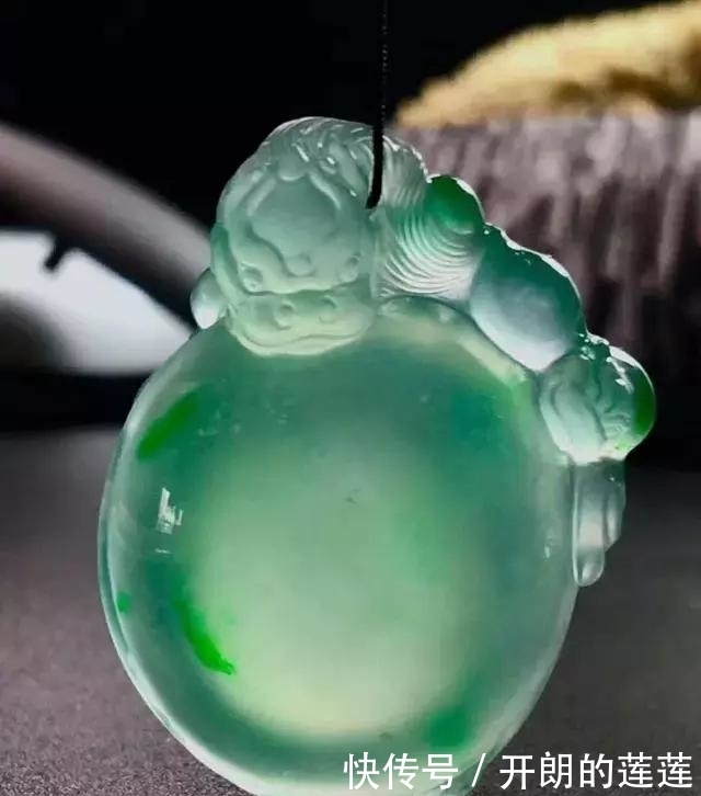 老大爷|老大爷嫌自己佩戴的翡翠水头不太好，用水一泡后，一看吓了一跳！