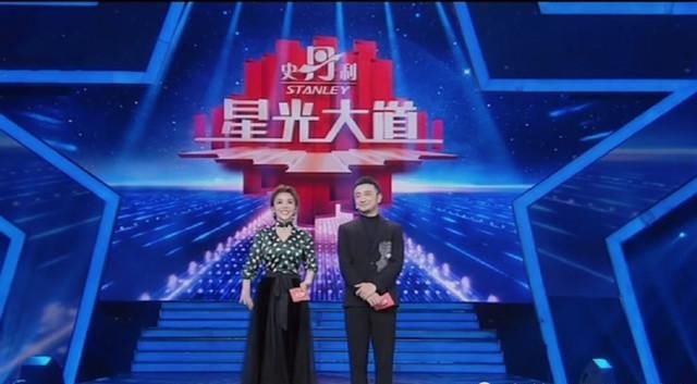  主持|央视主持朱迅上班太萌，穿粉色长裙跳无价之姐，忘记动作全场欢呼