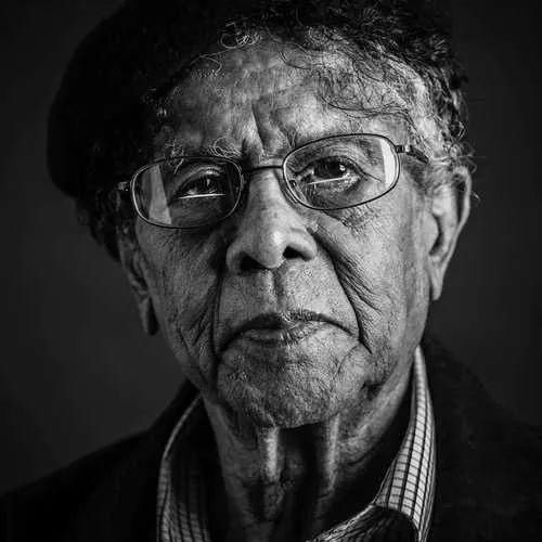  笔触|强烈的笔触和色彩，表现出韧性、肮脏及人性