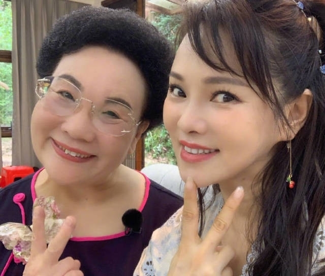  李晟|三个家庭齐聚，李晟麦迪娜挤一个沙发，伊能静遭冷落，人缘这么差？