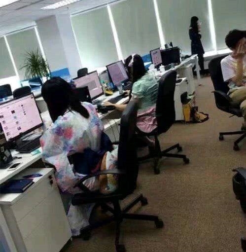 师傅|搞笑图片幽默段子笑话:孩子,你咋这样穿校服呢,也是够奇特的