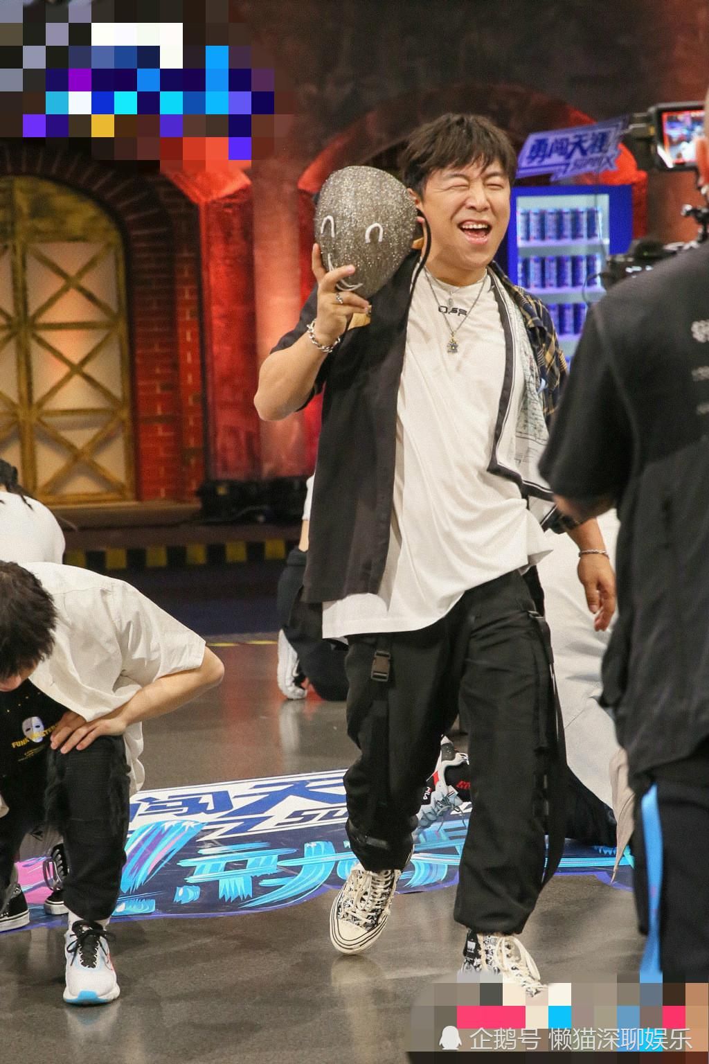  位队长|街舞三迎来神秘嘉宾，为晋级60强，选手各出奇招，竟还有接吻！