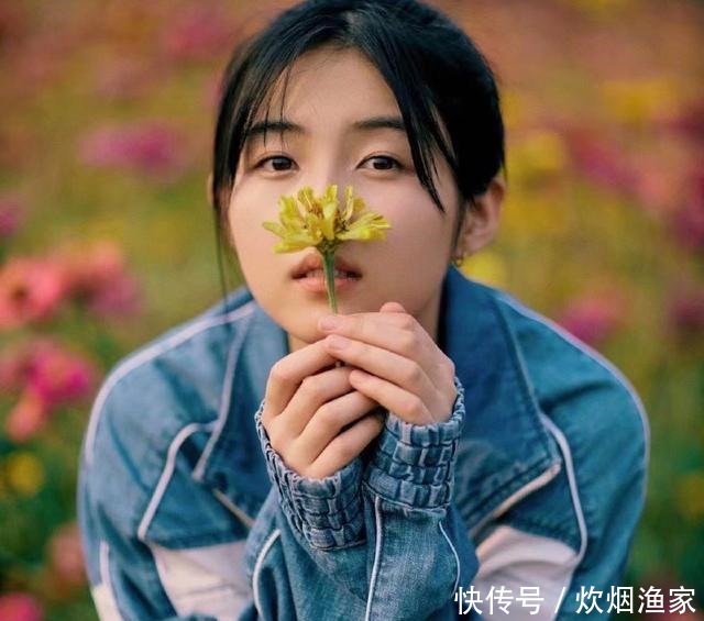 张子枫|张子枫高考考试后,第一个跑出考场的人,希望她能够取得好成绩