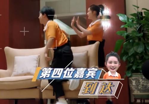 baby|其他嘉宾到来,baby都是瘫在沙发上,只有一位让她起立,双标不要太明显