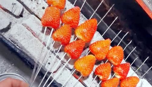  西瓜|万物皆可“烧烤”，忍了草莓，躲过了西瓜，看到冰棍：彻底服了